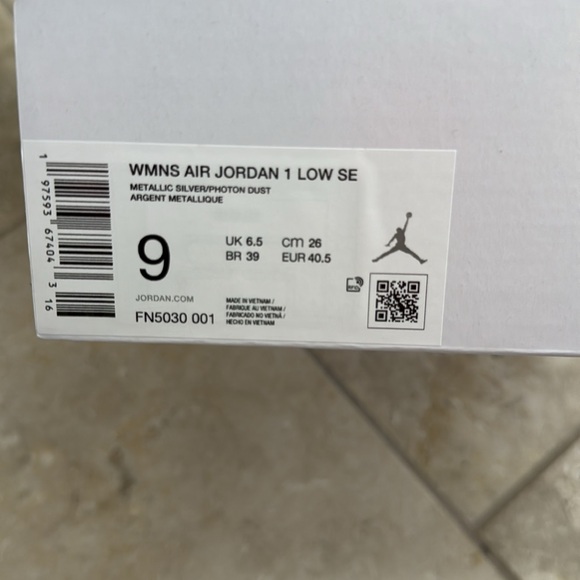 Air Jordan 1 Metallic Silver sneakers - Picture 11 of 11